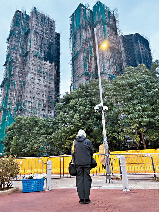 市民冒寒仰望宏福苑，悲伤不已。