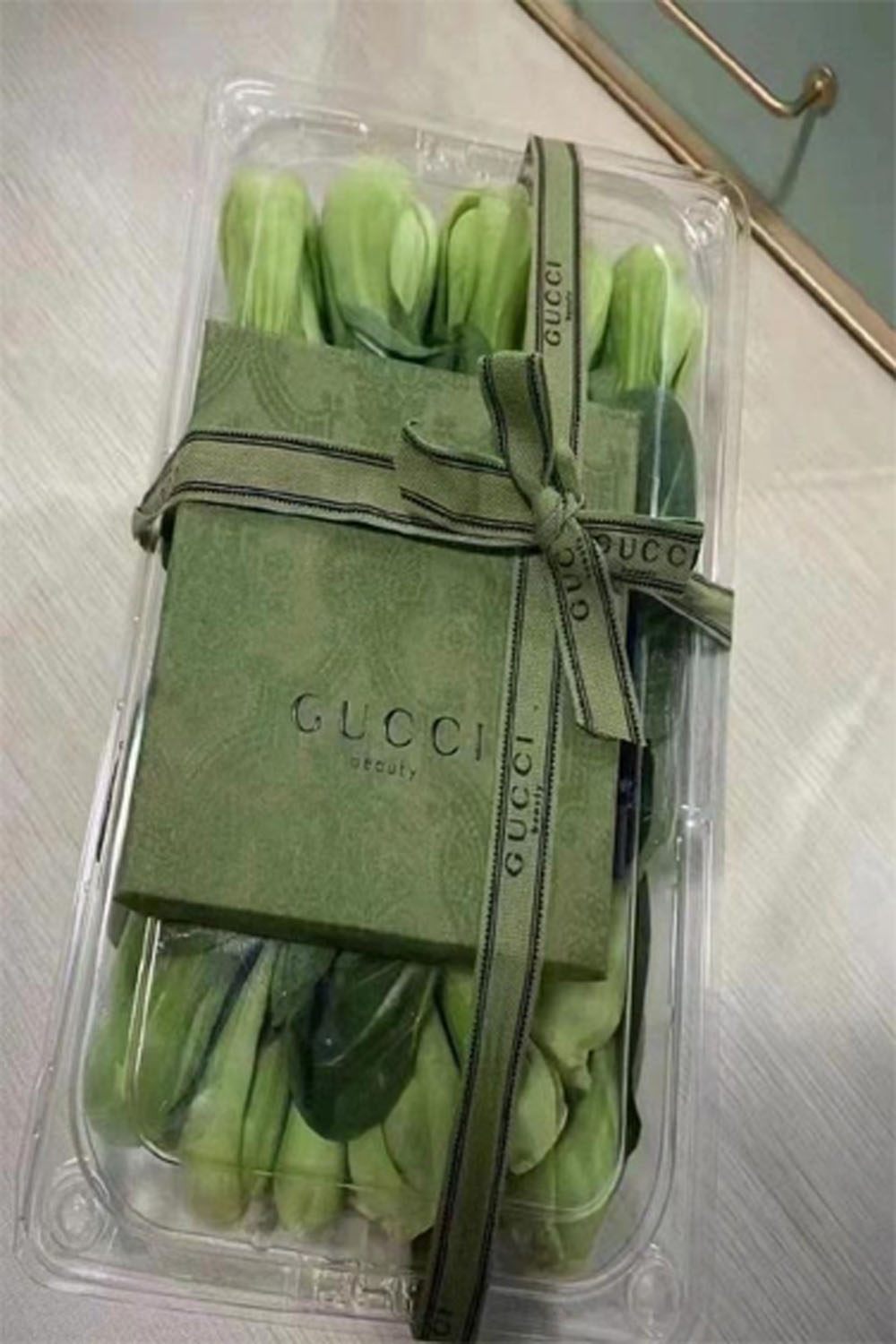 Gucci驰择叶洗净用高端包装纸包好蔬菜，亲自送货上门。