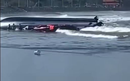 印尼峇里島發生快艇翻覆事故，有2中國遊客身亡。橙杮互動