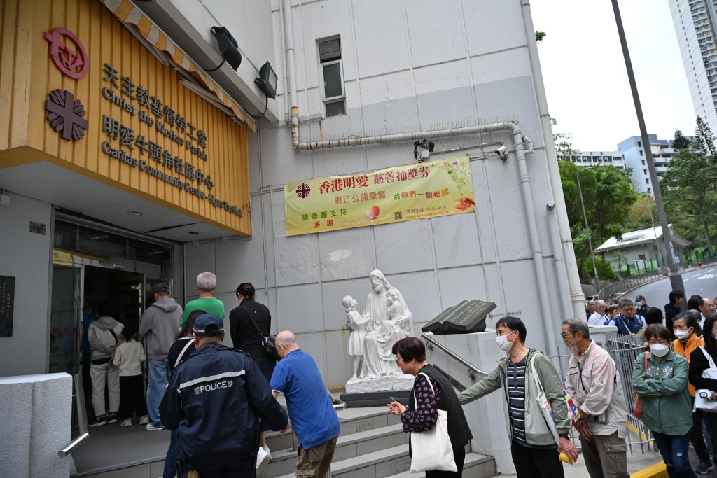 住戶到場了解外牆維修工程。