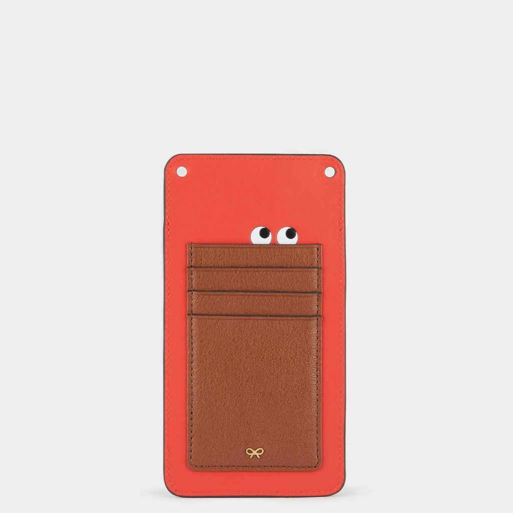 可以挂在身上装饰的啡拼橙色Peeping Eyes图案Phone Pouch/$2,700/Anya Hindmarch， 背后设有卡片间隔，实用性高。