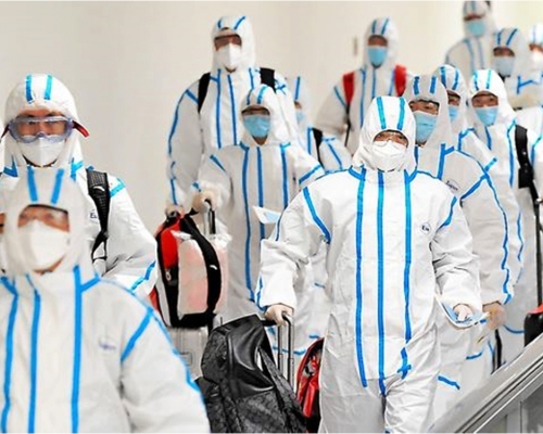中國體操隊到達東京時,被發現全隊都身穿防護衣。朝日新聞圖片