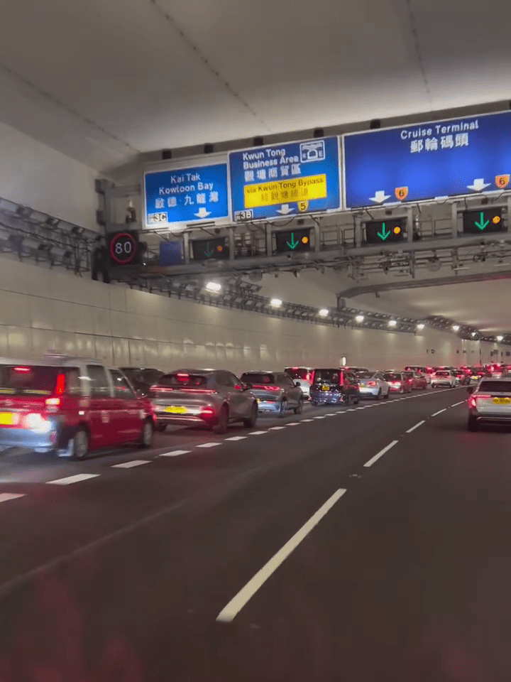 中九龍繞道往啟德方向近承啟道早前交通繁忙情況。FB:車Cam L(香港群組) 中九龍繞道往啟德方向近承啟道早前交通繁忙情況。FB:車Cam L(香港群組)