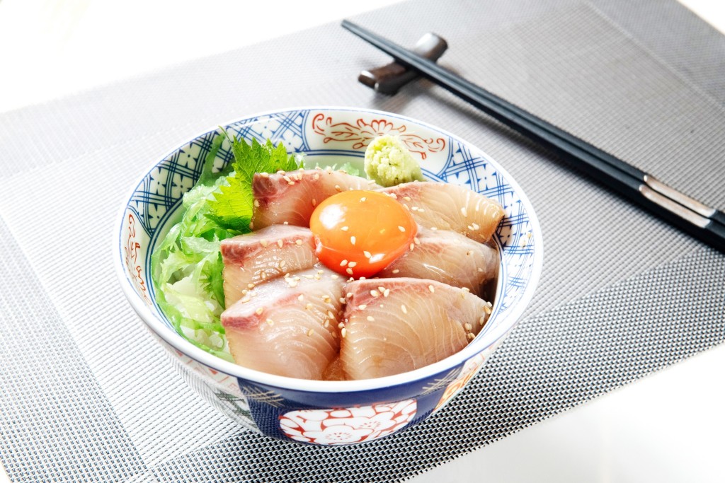 醬油漬油甘魚丼飯$98，賣相精緻，厚切油甘魚色澤透亮，經醬油輕醃後更帶出魚肉鮮甜。拌夢王蛋吃，口感更加滑溜，同時提升整體鮮味。