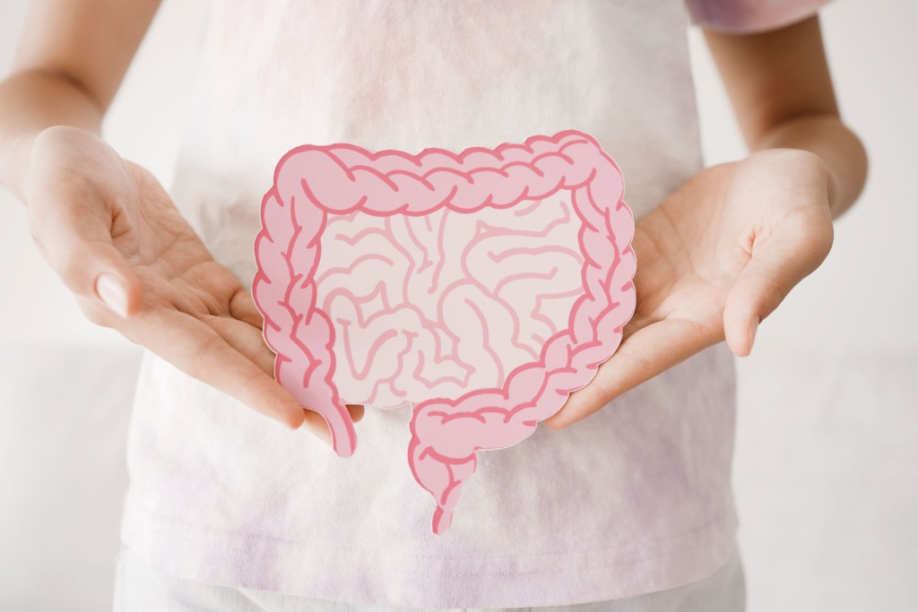 醫學界提倡「腸-皮膚軸」理論，指出人體腸道菌群的健康狀況，會直接影響皮膚的免疫屏障。