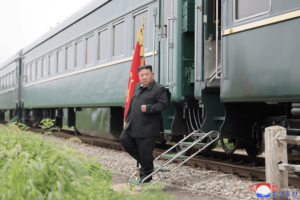 路透社報道,北韓領導人金正恩已於週一(9月1日)清晨,搭乘其標誌性的綠色專列離開平壤,啟程前往北京,準備今日入境中國,於明天出席中國抗日戰爭勝利80周年紀念活動。路透社資料圖片 路透社報道,北韓領導人金正恩已於週一(9月1日)清晨,搭乘其標誌性的綠色專列離開平壤,啟程前往北京,準備今日入境中國,於明天出席中國抗日戰爭勝利80周年紀念活動。路透社資料圖片