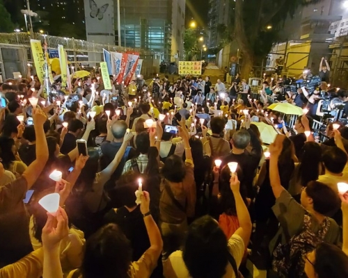 約500名市民晚上到收押所外,聲援各被告。