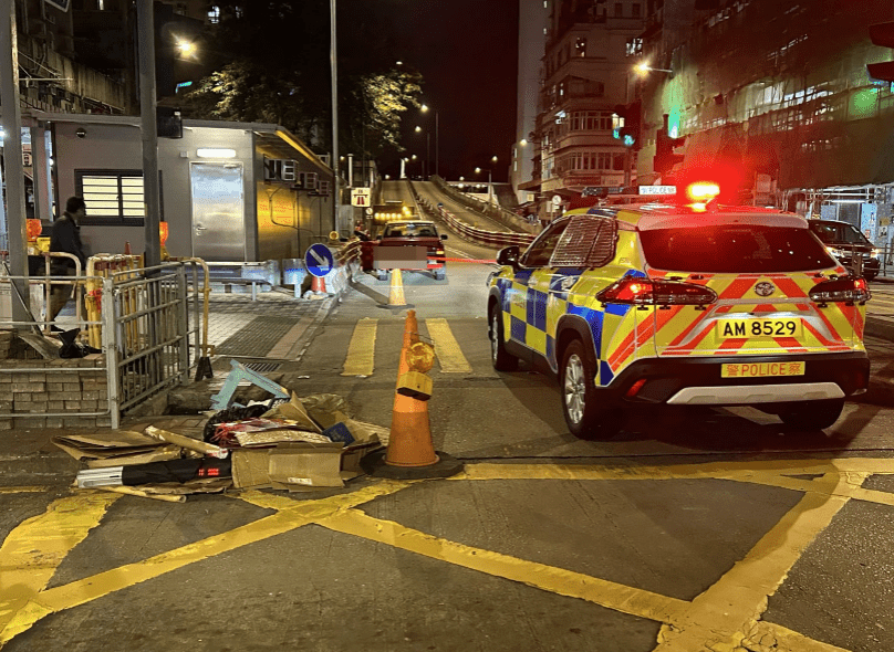 婆婆手推車上物件散落一地。