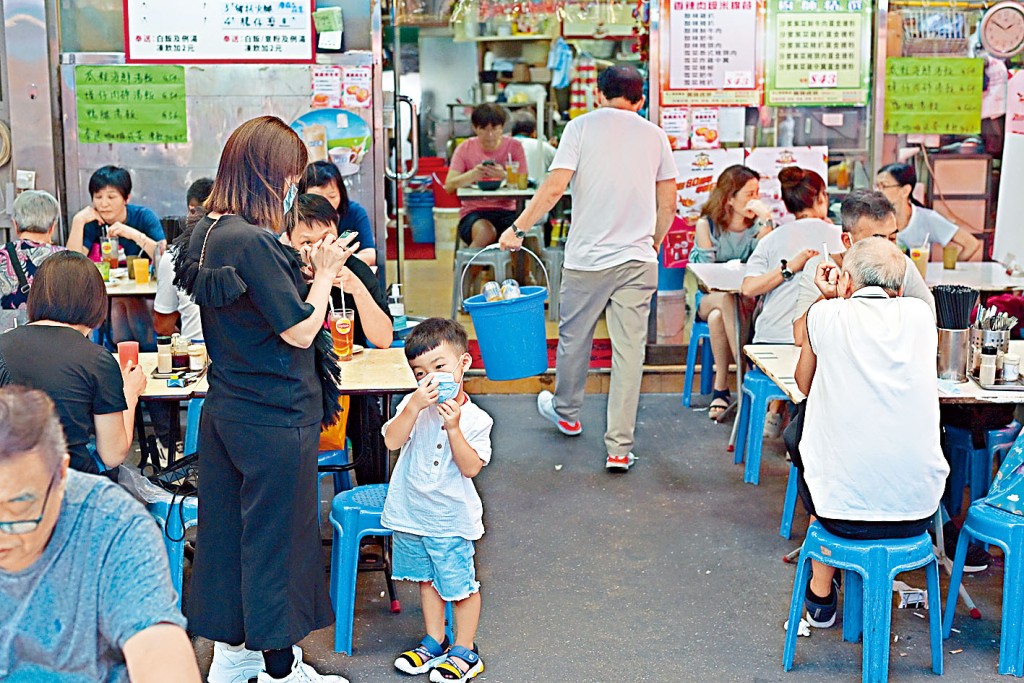 ■牛池灣一帶食肆內人流增多。