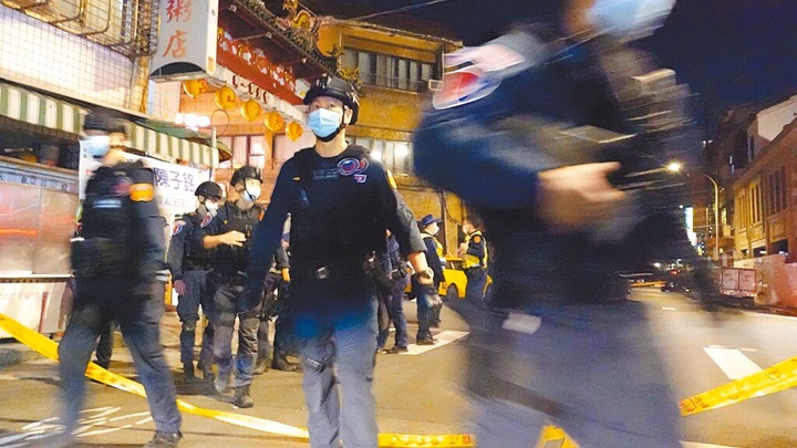 台北市萬華區周三（19日）晚爆發連環槍擊案，幫派大哥持槍尋仇釀一死四傷。中時圖片