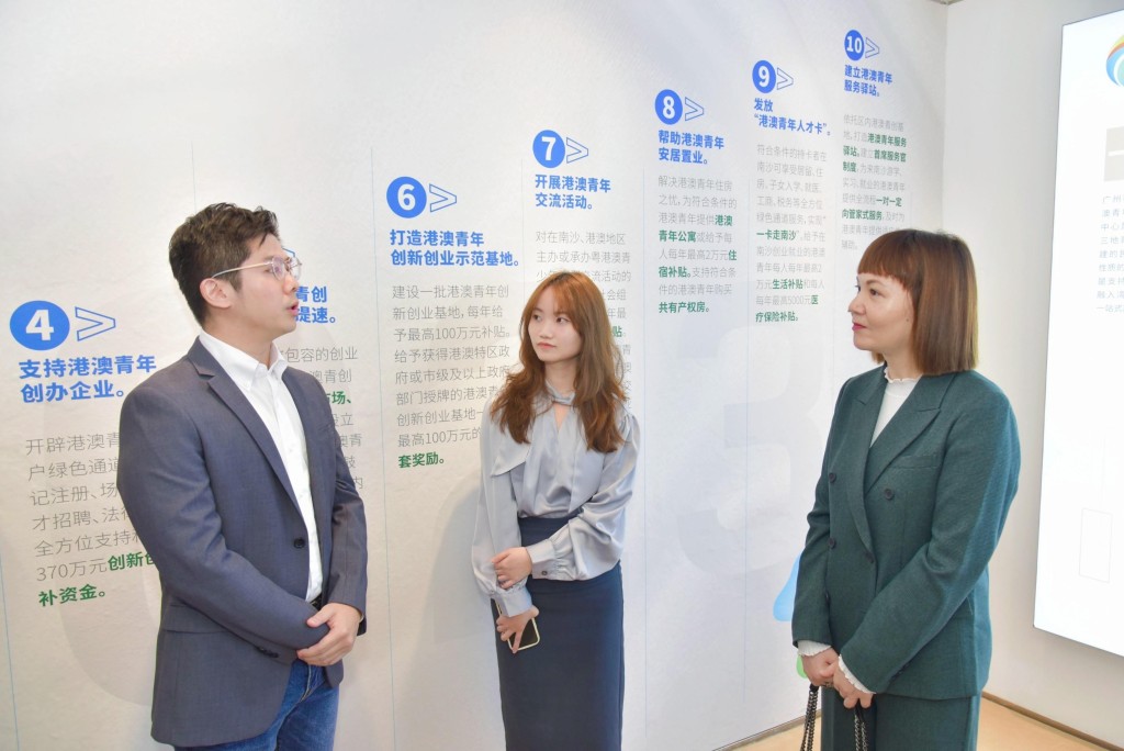 陈洁玲（右）参观南沙一个青年创新创业基地，并与在当地创业的香港青年交流。政府新闻处