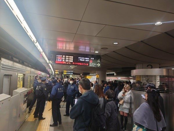东京涩谷车站疑有人持鎅刀挥舞，警方到场调查，地铁2线一度停运。 X平台