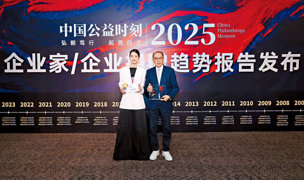 英皇集團主席楊受成（右）及英皇娛樂藝人劉雅瑟（左）同場獲得獎項表揚慈善事業成就。