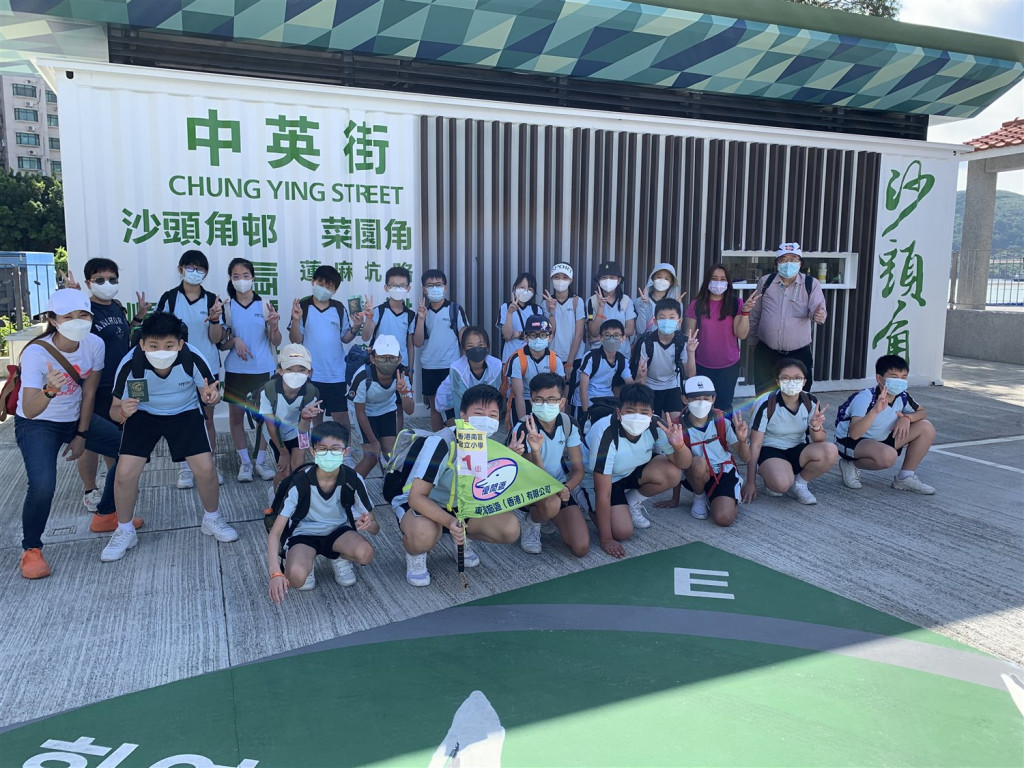 香港南區官立小學的同學們在了解沙頭角獨特的歷史後於沙頭角前合照。