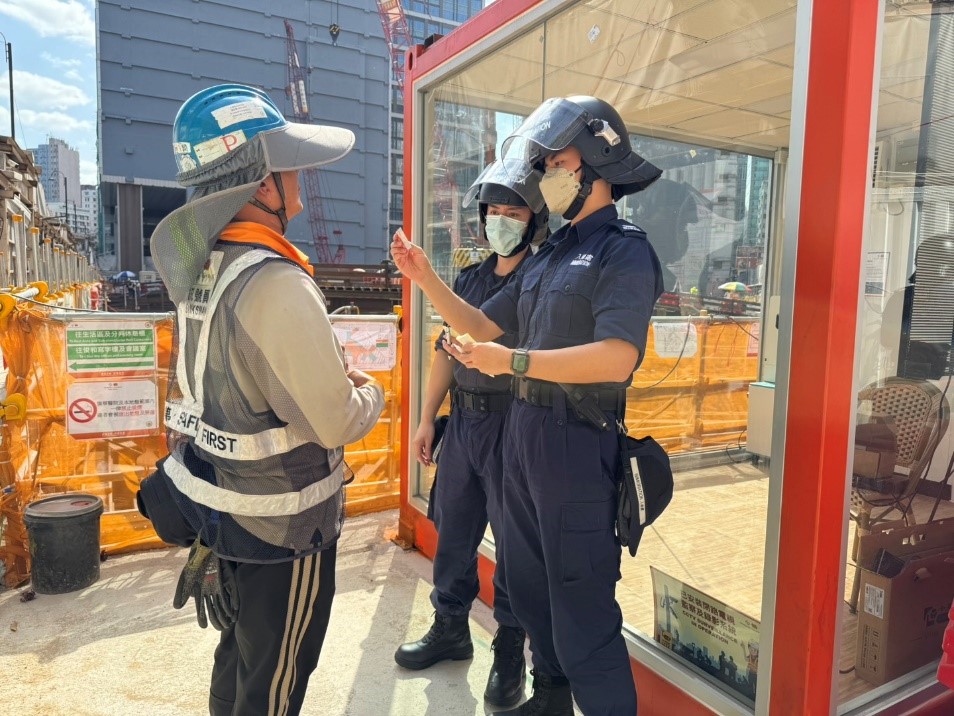 调查人员在建筑地盘进行突击巡查。政府新闻处图片 调查人员在建筑地盘进行突击巡查。政府新闻处图片