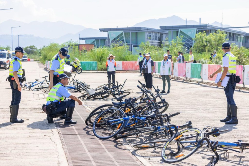 另一場景模擬觀眾因突發事件闖入賽道，與運動員相撞導致大量人士受傷。