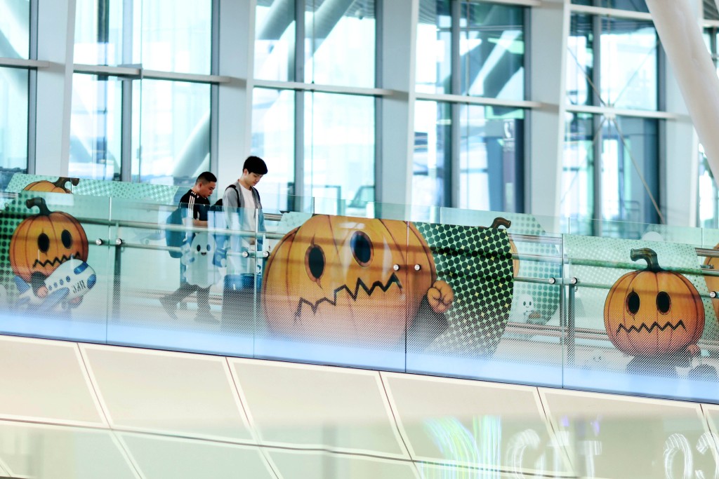 IP元素「Pumpkie」融入機場行人緩坡道。 何家豪攝 IP元素「Pumpkie」融入機場行人緩坡道。 何家豪攝
