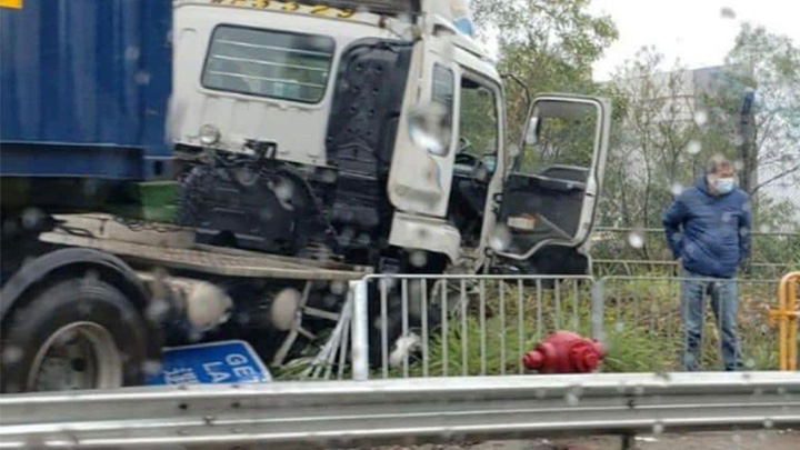 拖頭與私家車相撞後鏟上行人路。fb「香港突發事故報料區」圖片
