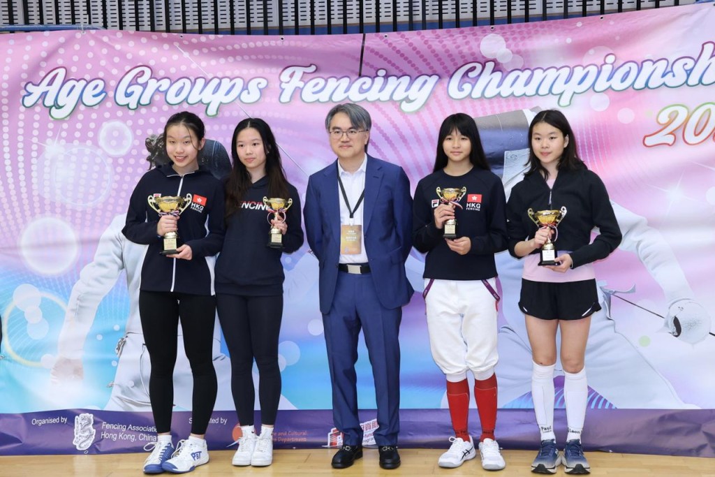 女子「少年組」頒獎禮：冠軍是李懿穎（左一）、亞軍是鄧詩雅（右一）。徐嘉華攝