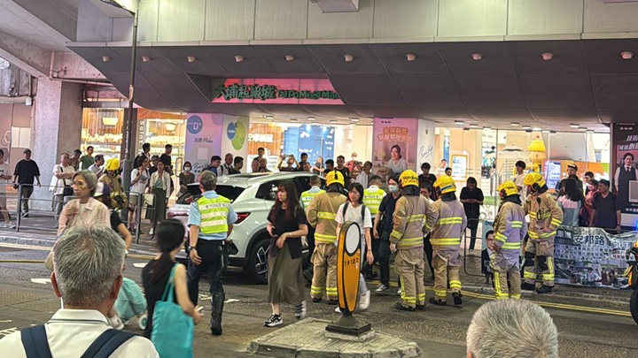 私家車剷上行人路。fb:大埔 TAI PO