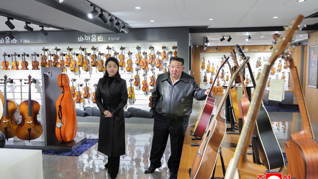 金正恩與金主愛視察「晨星大街」樂器行。 路透社