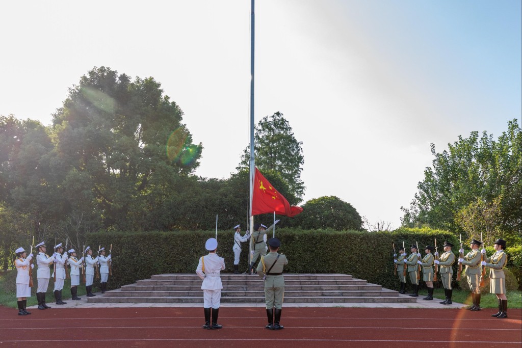 香港海關代表團今日在上海參與上海海關學院建校七十周年升旗禮儀式。政府新聞處