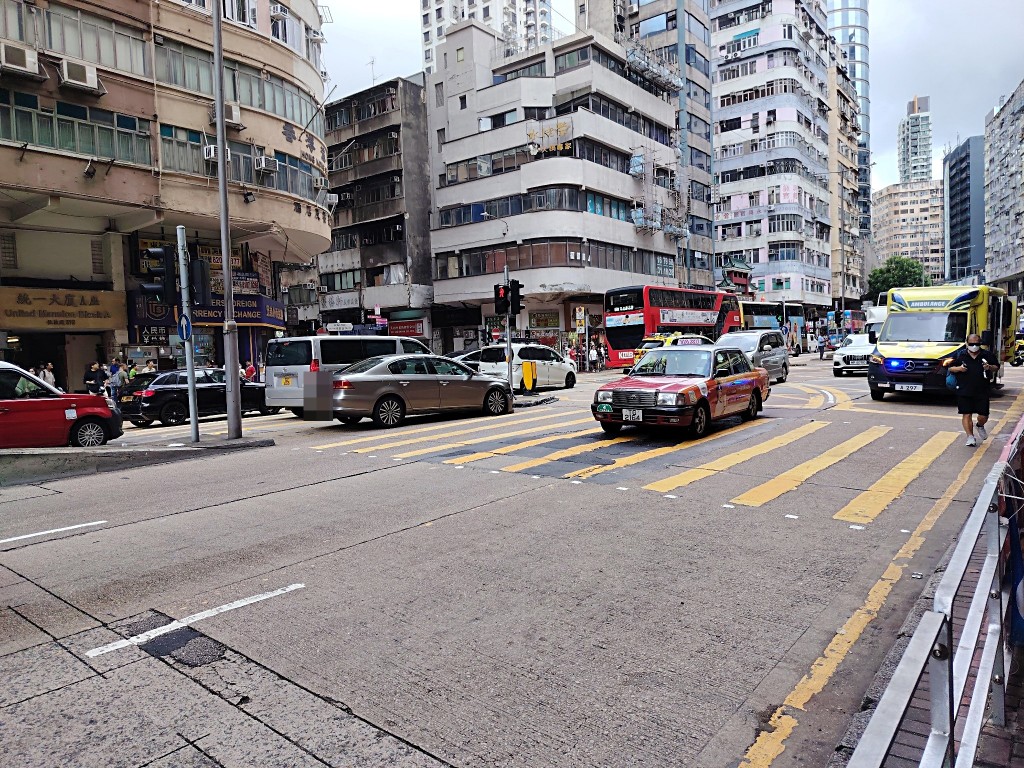 灰色私家車停在安全島中間。網圖