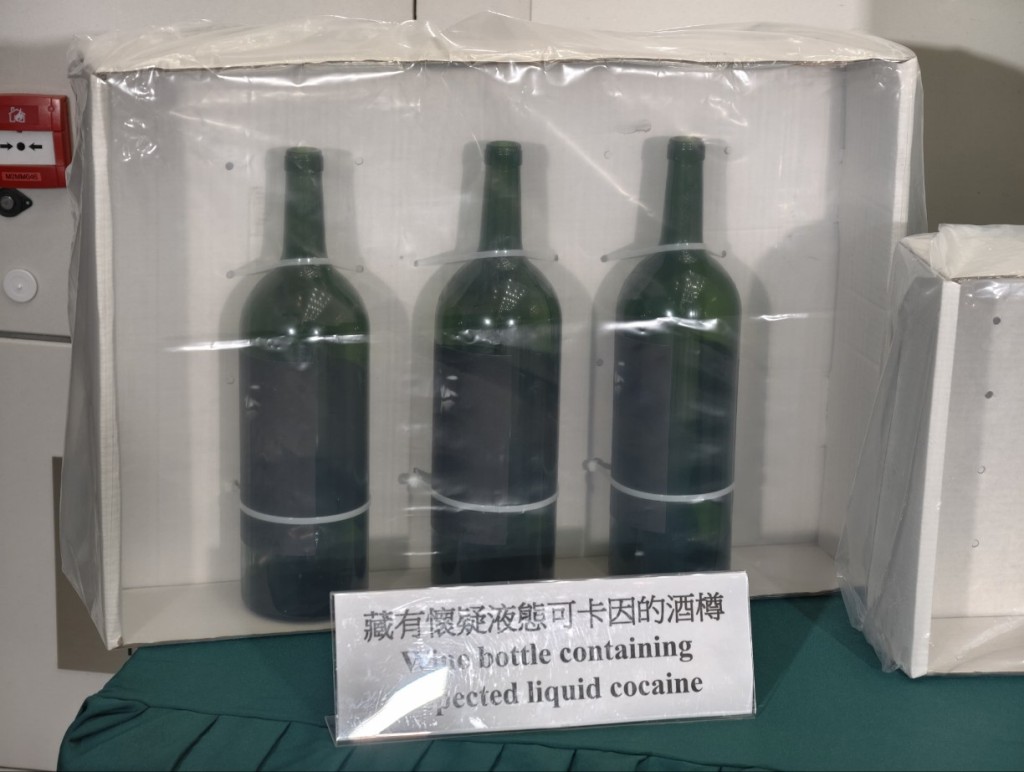 液態可卡因被收藏在紅酒樽內。 液態可卡因被收藏在紅酒樽內。