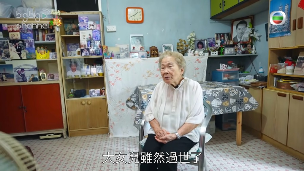 女兒雖然去世多年,但許婆婆依然想念女兒,會翻開昔日與女兒的旅行相。 女兒雖然去世多年,但許婆婆依然想念女兒,會翻開昔日與女兒的旅行相。