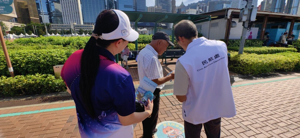 警方今日聯同民航處,在中西區海濱長廊中環段一帶向市民派發宣傳單張。 警方今日聯同民航處,在中西區海濱長廊中環段一帶向市民派發宣傳單張。