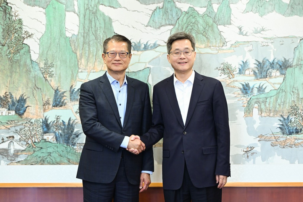 陳茂波在北京拜會國家財政部部長藍佛安（右）。陳茂波網誌