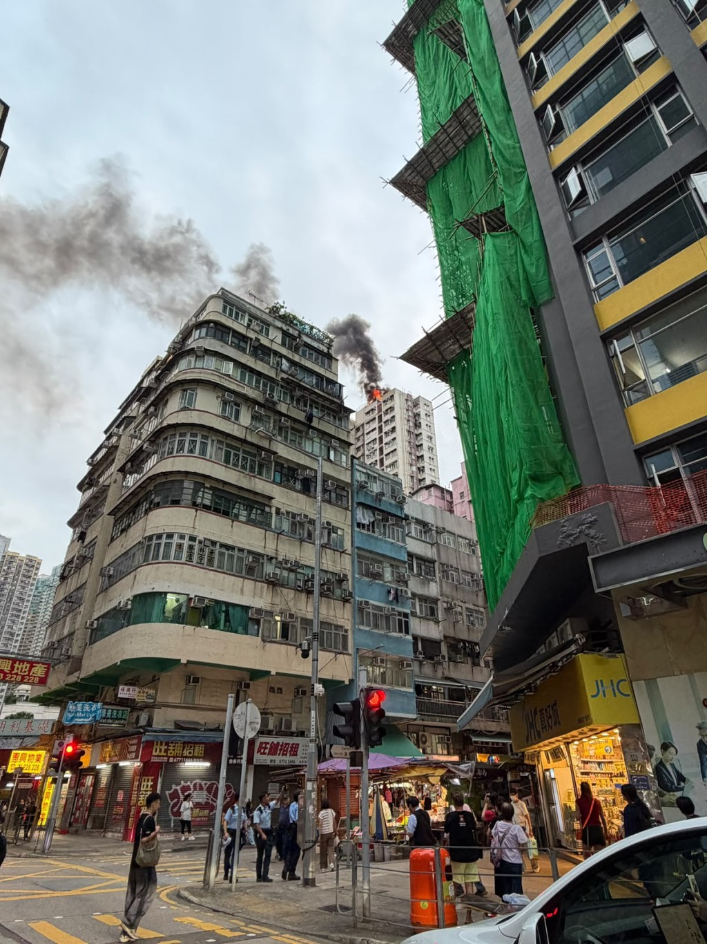 濃煙離遠清晰可見。 濃煙離遠清晰可見。