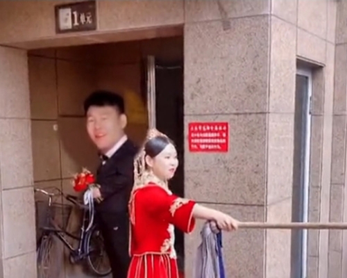 東北新娘拿地拖趕走婚鬧親友,被保護的新郎躲在後欣喜地笑。