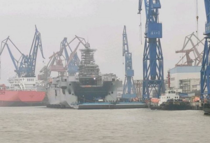 艦身尾部被熏黑。 網圖