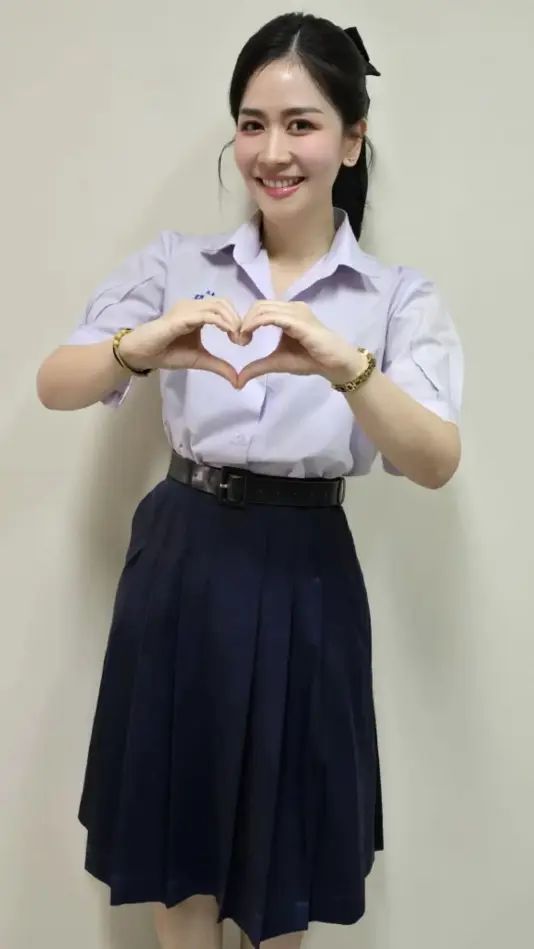 Soraprapa Siripatrawich與學生難以區分。(網絡圖片) Soraprapa Siripatrawich與學生難以區分。(網絡圖片)