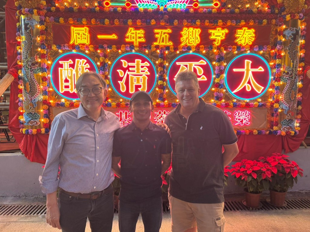 桂福特 (右) 和田泰安 (中) 祈求身體健康,齊齊爭取好成績。 桂福特 (右) 和田泰安 (中) 祈求身體健康,齊齊爭取好成績。