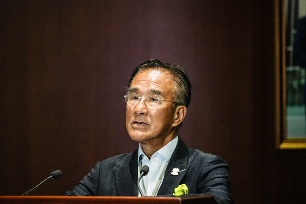 實政圓桌議員田北辰指政府長遠而言，要興建基礎建設，令旅客持續來港。