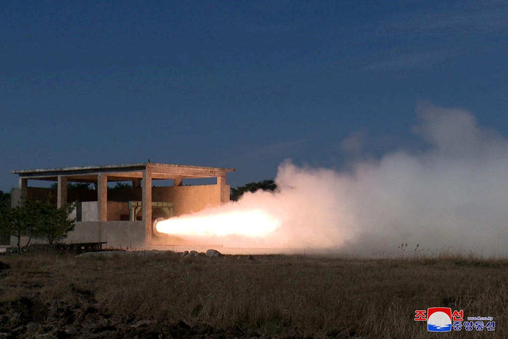 北韩研制出中远程弹道导弹用固体燃料引擎后，去年11月进行了第一级和第二级引擎的地上点火试验。路透社