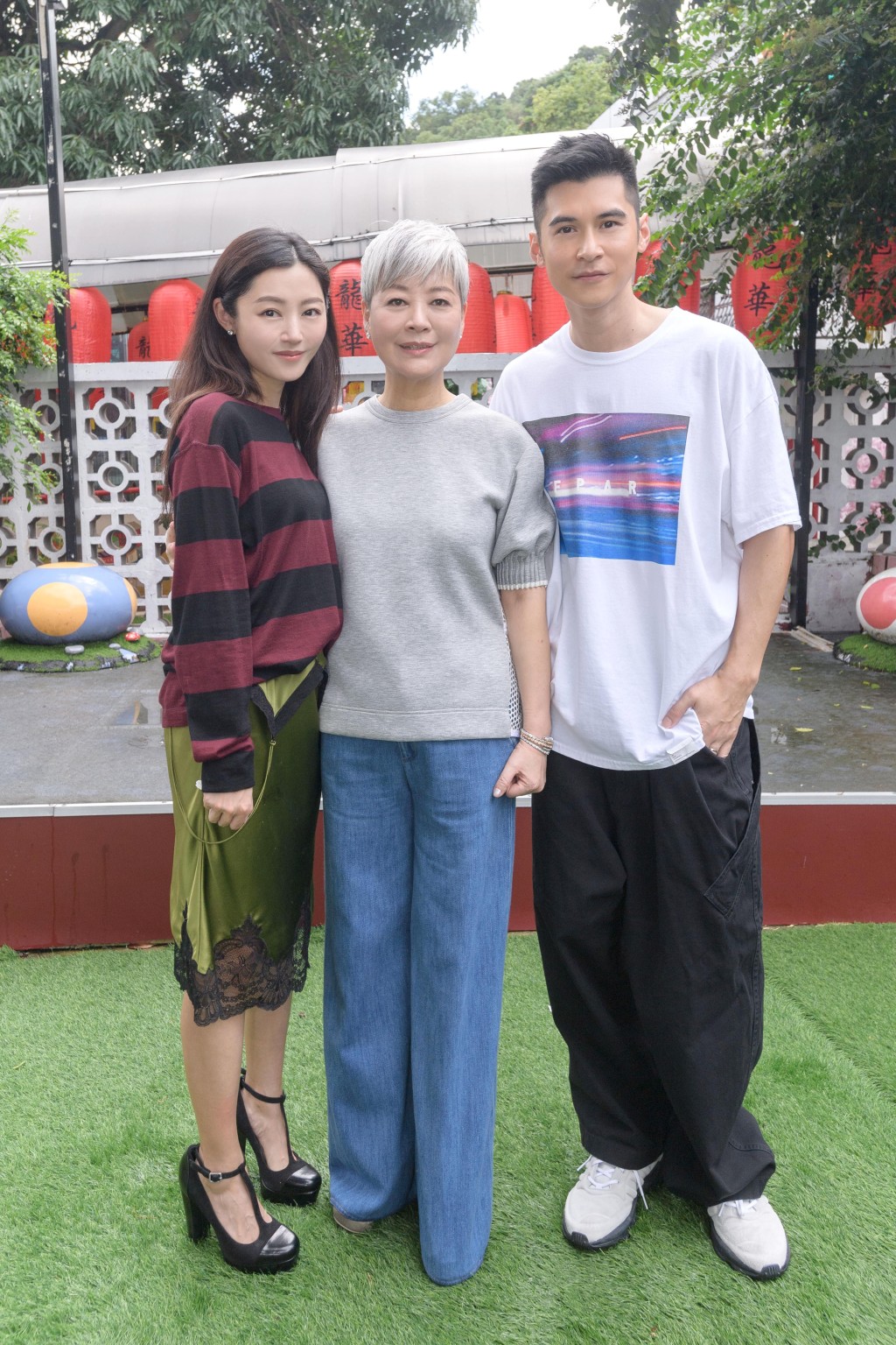 金燕玲在电影《不日成婚2》饰演陈家乐（右）的母亲。