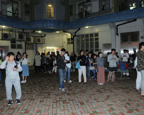 逾百居民自行疏散。