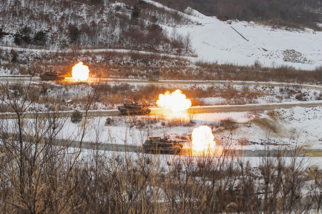 南韩军队 K1A2 坦克参加韩美军在分隔两国的非军事区附近举行的联合作战射击演习。 路透社