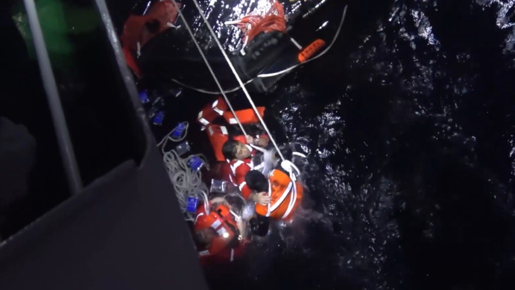 中國海警在出事海域搜救落水船員。微博@人民日報