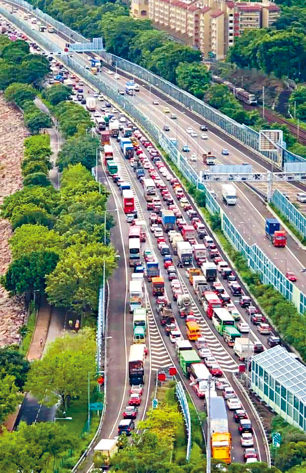 開學日大埔吐露港公路因車禍出現大塞車。