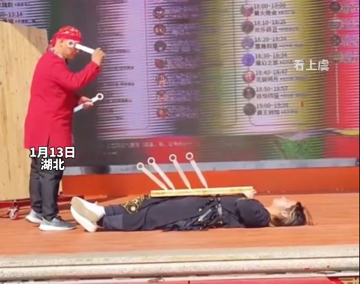 飛刀手失誤，鋼製飛刀擊中表演拍檔。