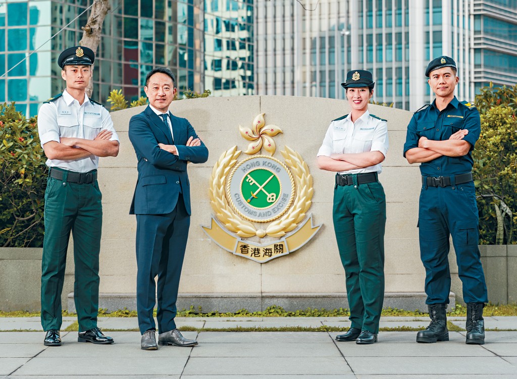 海關年中起陸續為4500名軍裝人員更換全新制服，海關關長陳子達（左二）指新制服具備三大優點。