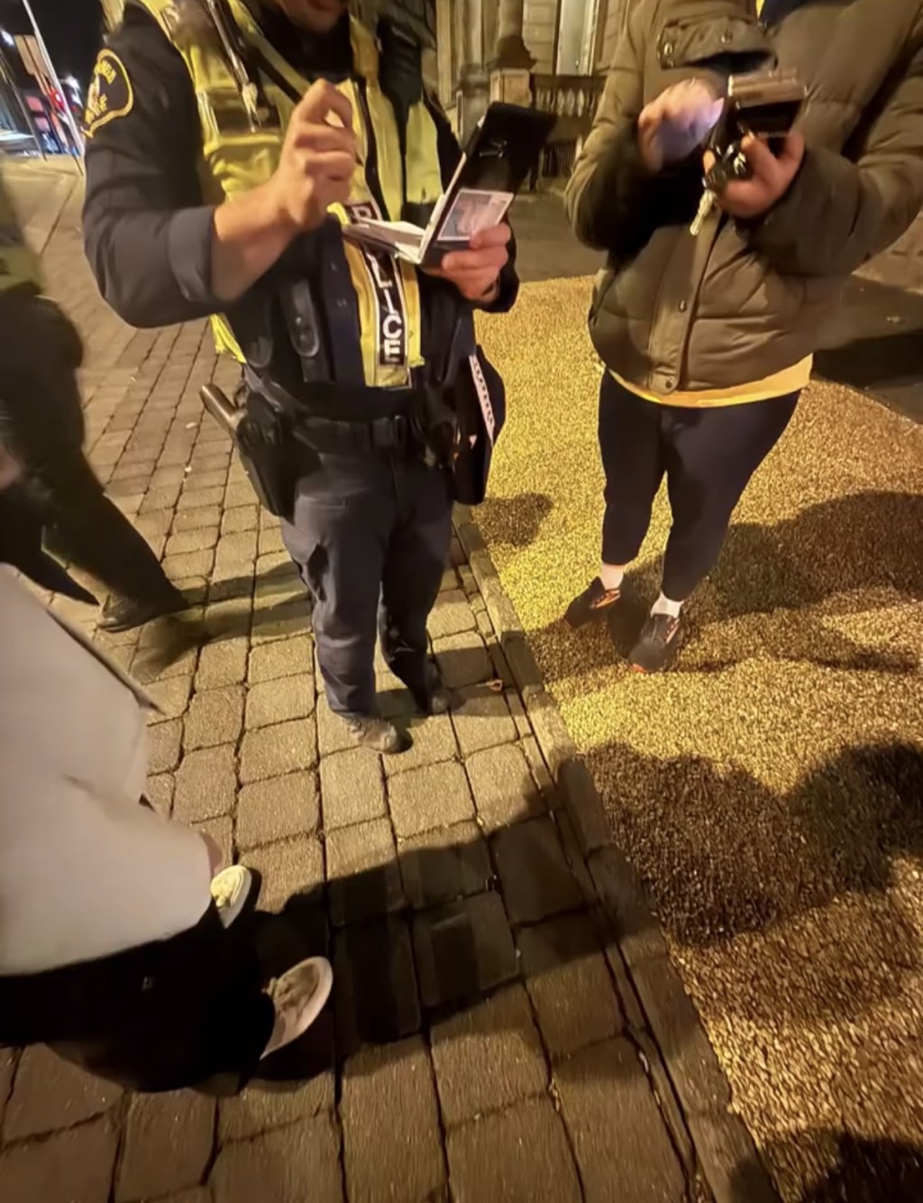 澳洲警方在现场调查。抖音@小鲸鱼不吃鱼