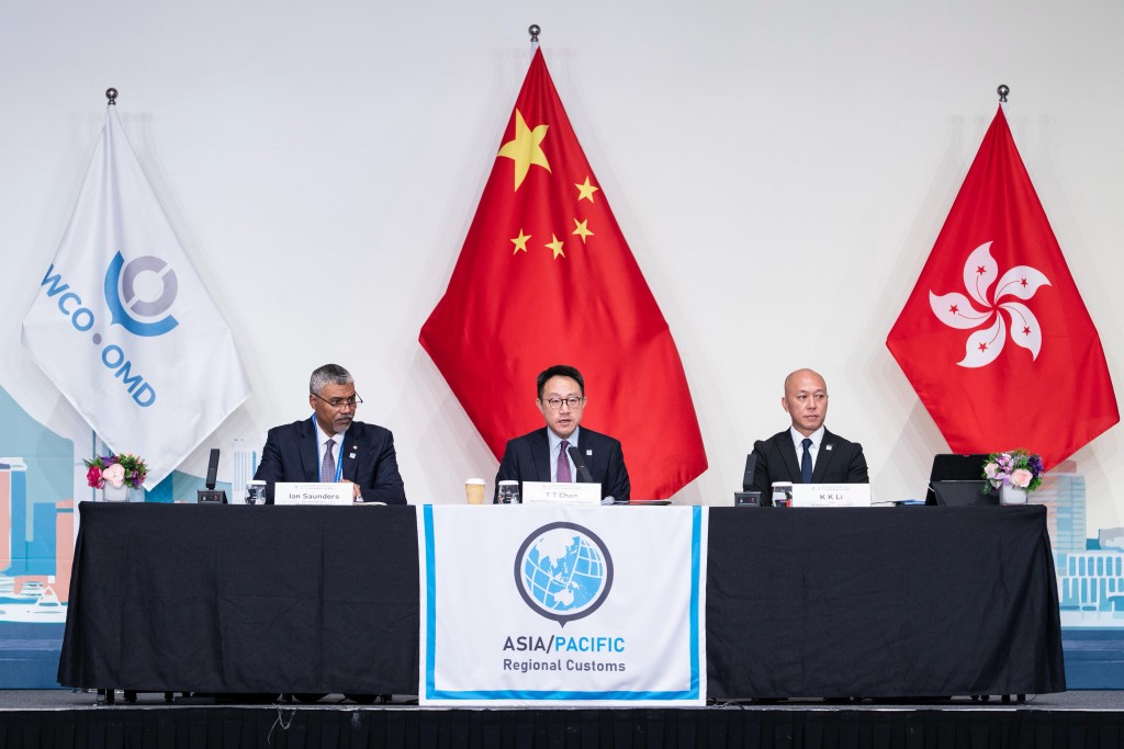 海關關長陳子達(中)主持會議。 海關關長陳子達(中)主持會議。