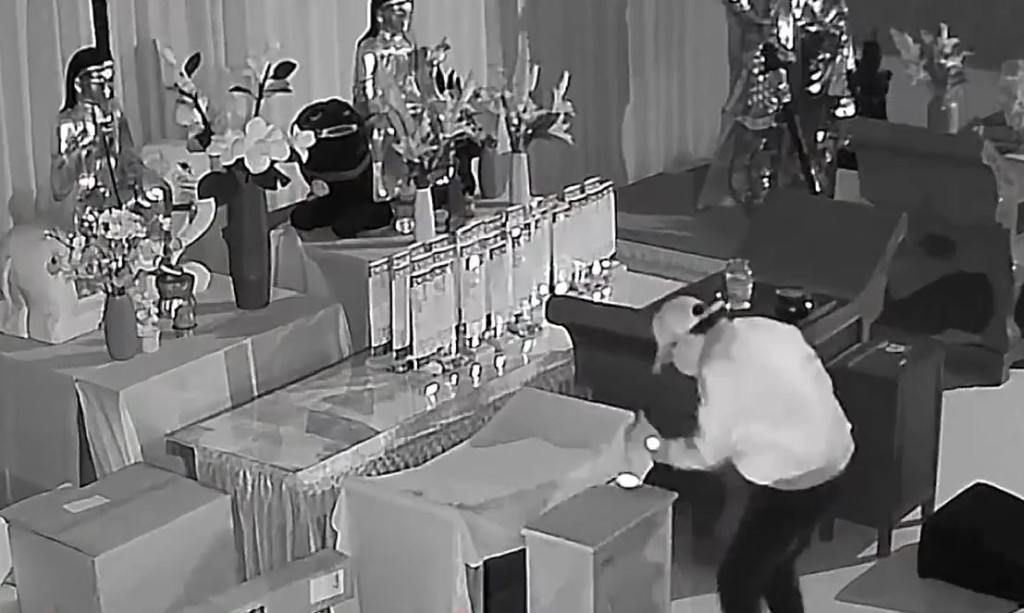 男子偷寺廟功德箱善歡被CCTV拍下。