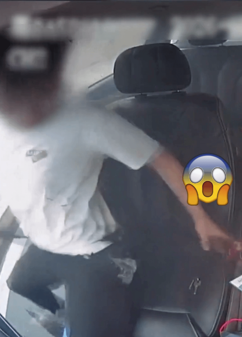 男乘客逃出車廂。