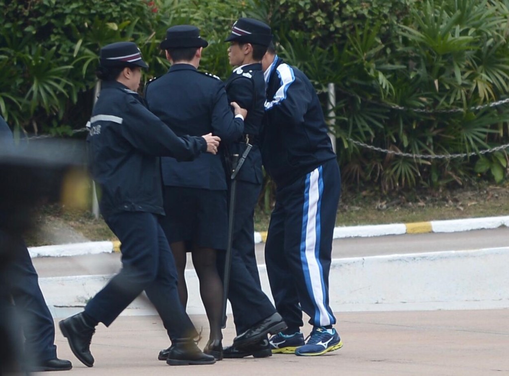 曾耀瑩不適由同袍攙扶。